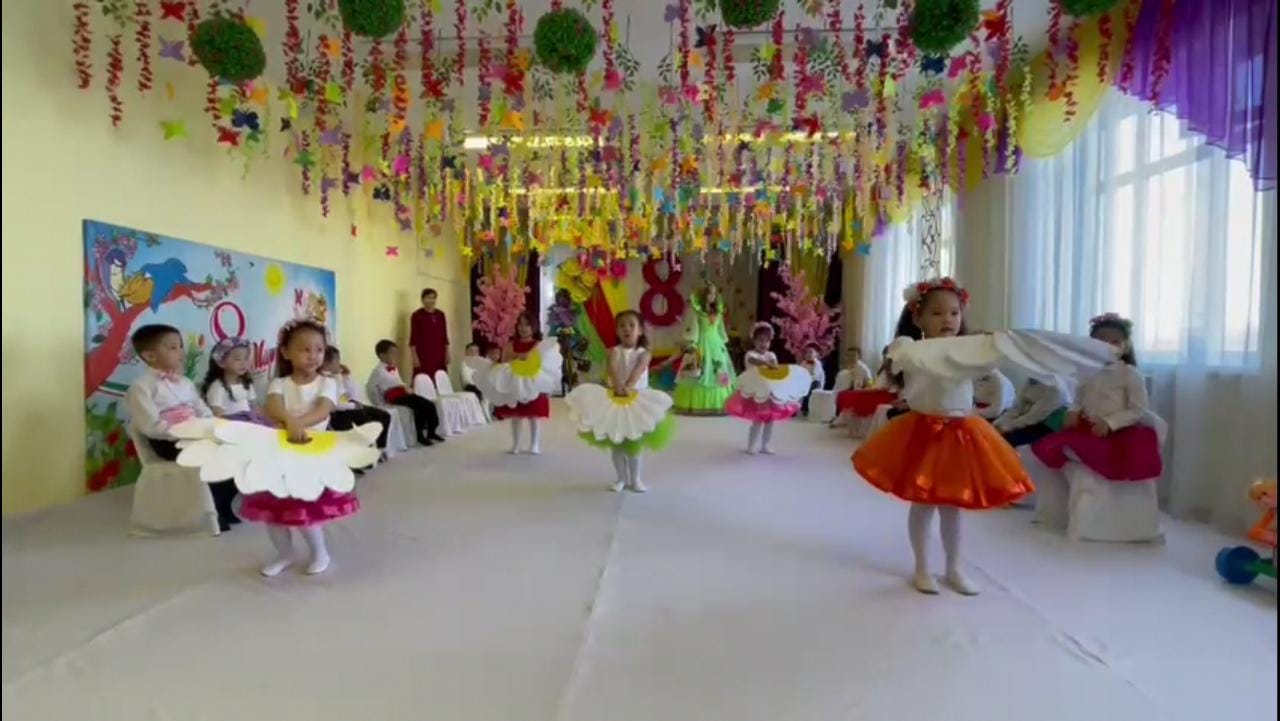 "Балдырған" мектепалды тобының "Шуағын шашқан жан анам" атты ертеңгілігі. Тәрбиешілер: Кумисбаева Н.К, Абдраимова А.А