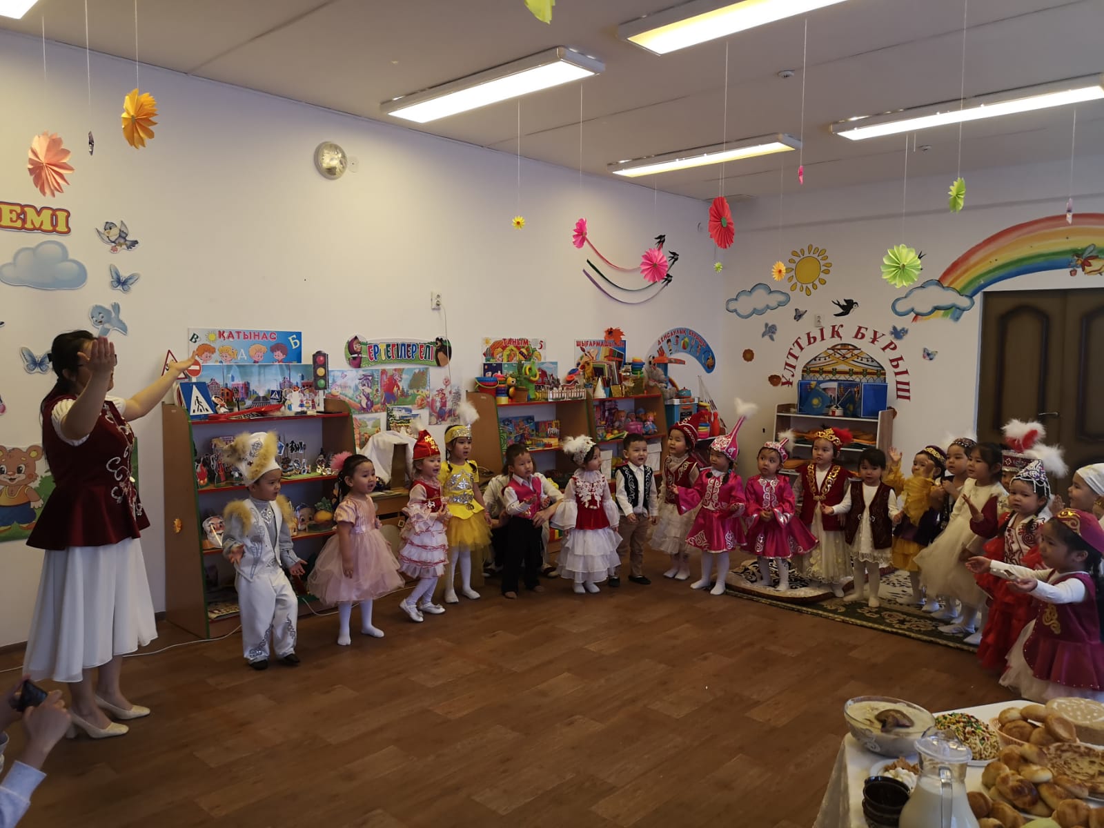 "Қарлығаш" ортаңғы тобының "Төрлет,төрлет Әз - Наурыз" атты ертеңгілігі. Тәрбиешілер: Бекежанова А., Абдикаримова М