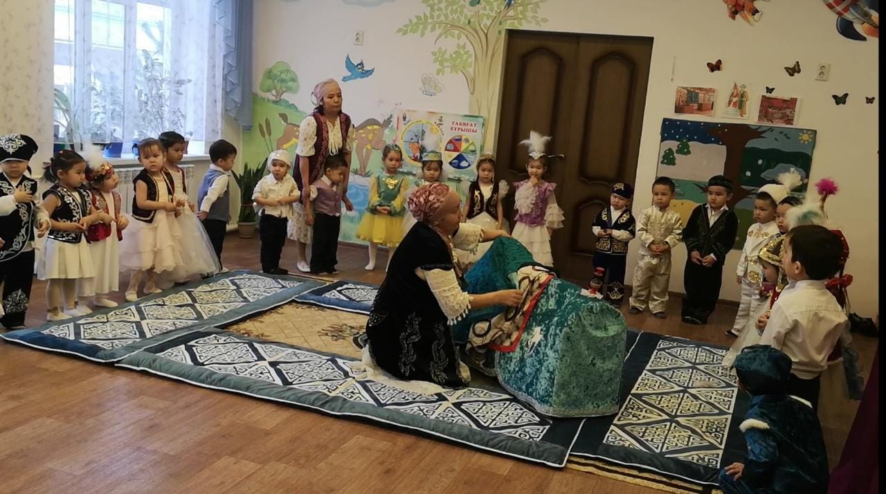 "Ботақан" кіші тобының "Бесікке салу" рәсімі