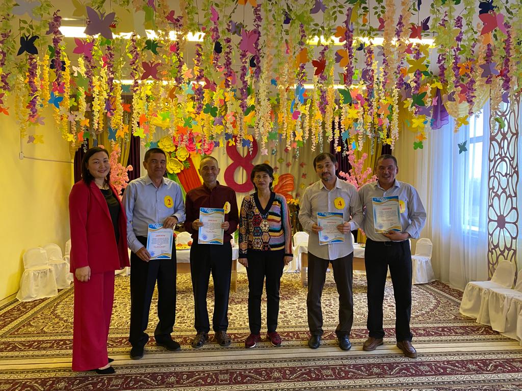 Балабақшамыздың ер жігіттерінің 8 - наурыз Халықаралық әйелдер мерекесіне орай ұжымдас қыз - келіншектерді құттықтау сәті