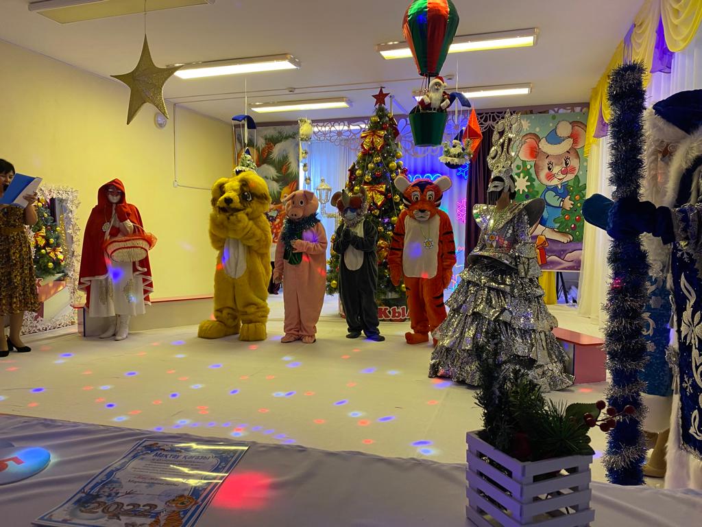 Балабақша қызметкерлері арасында Жаңа жыл мерекесіне орай ұйымдастырылған "Маска" шоу