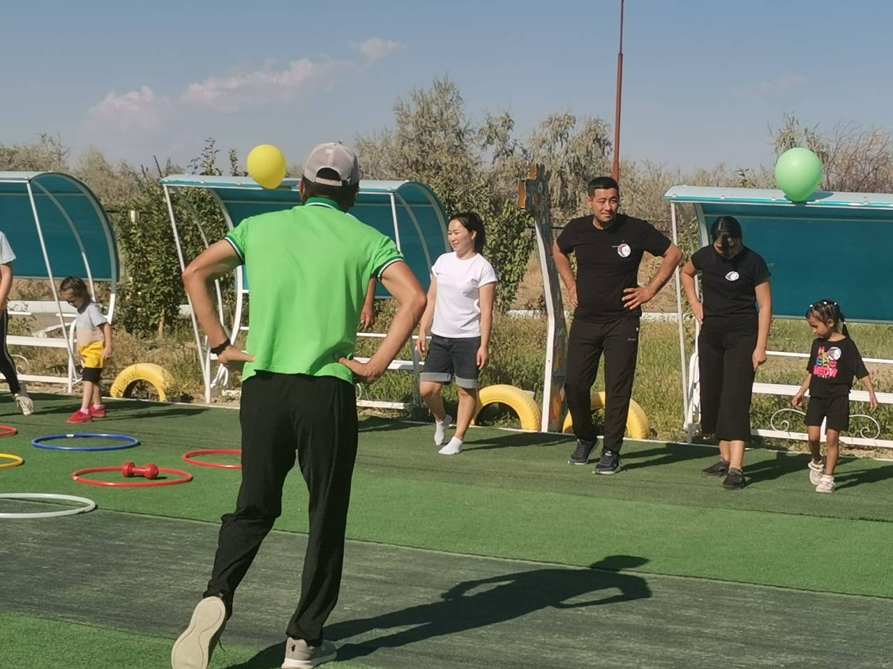 Ата - аналармен ұйымдастырылған "Әкем, анам және мен" атты эстафеталық сайыс. Ұйымдастырушылар дене шынықтыру нұсқаушылары: Үсіпбек А.Ш, Базарова С.Т.