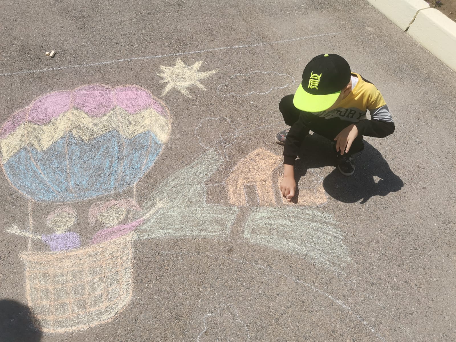 "Бақытты балалық шақ" атты бабабалрдың асфальтқа сурет салу қалалық байқауына.  Тақырыбы "Көңілді әуе шар". Қатысушы: Әмірәлі Қ.  Бейнелеу жетекшісі: Тленшиева М