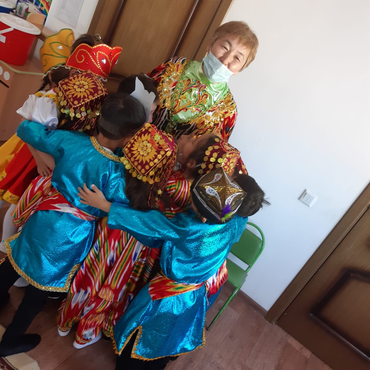 "Солнышко" мектепалды даярлық тобының  "1 мамыр Қазақстан халықының бірлік" күніне арналған іс шара